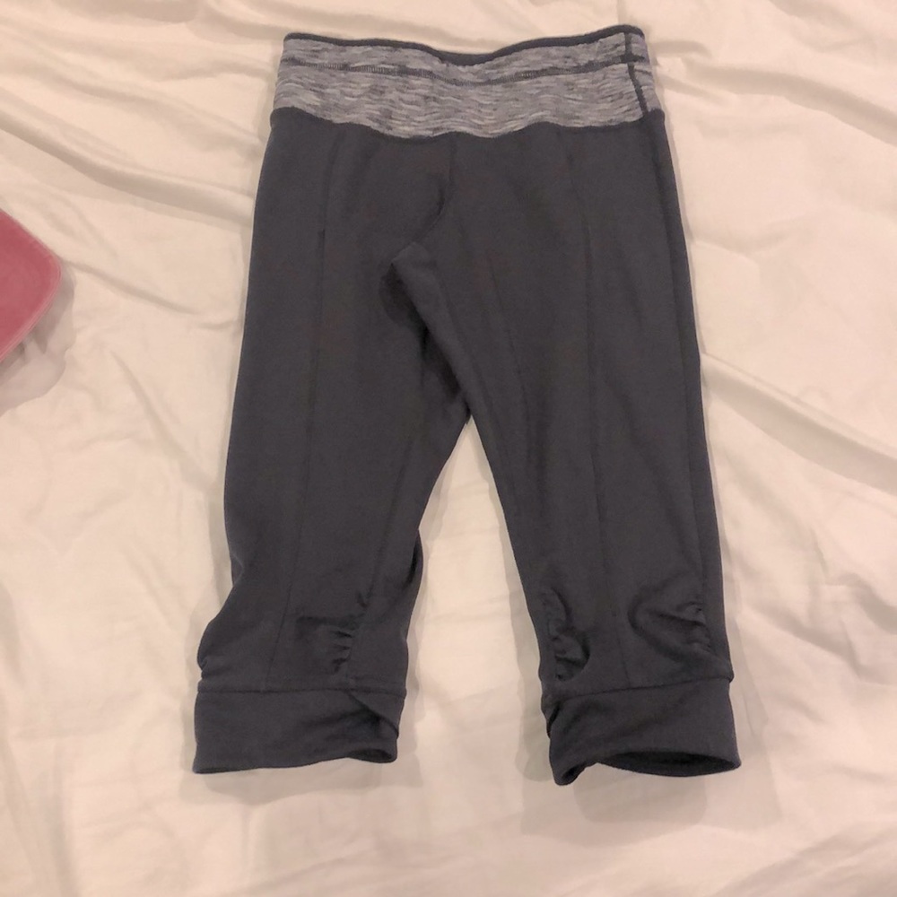 Knee length grey leggings